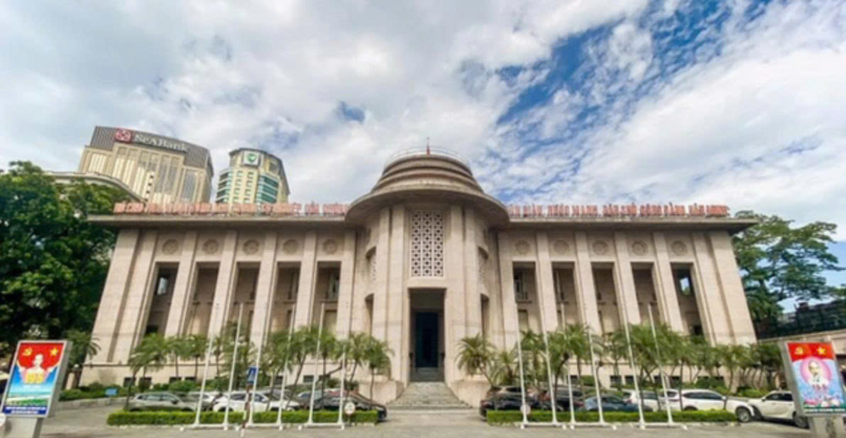 Ngân hàng Nhà nước triển khai biện pháp kép bơm VND, lãi suất liên ngân hàng giảm mạnh